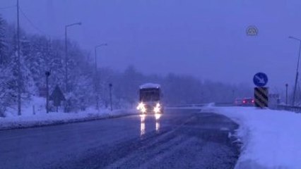 Bolu Dağı'nda Kar Yağışı Trafiği Olumsuz Etkiliyor