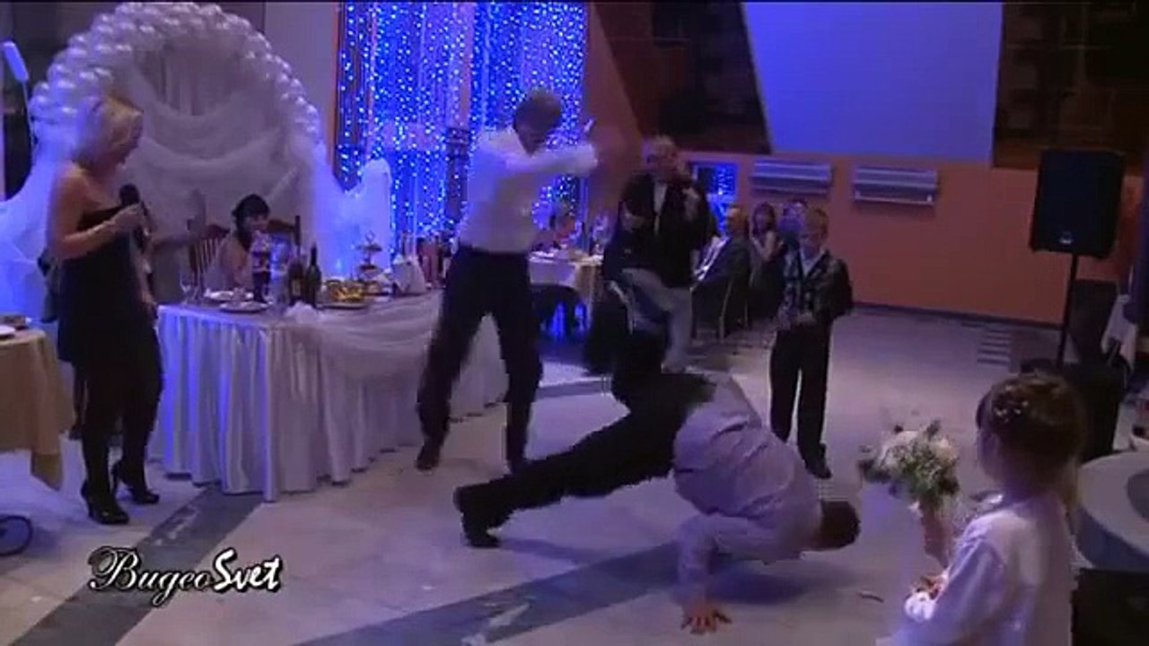 Думаете у вас самая веселая свадьба! Посмотрите это