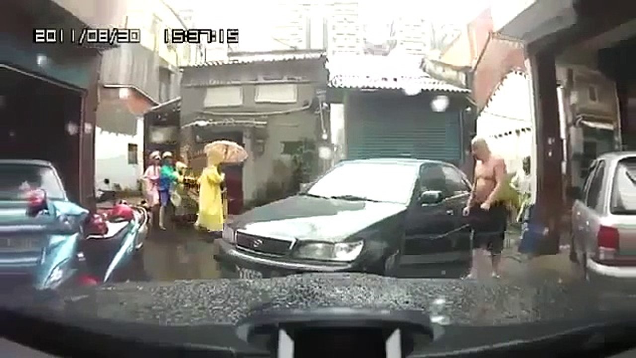 Miglior video di youtube Shock! Rissa violenta in Cina! Panico per turista italiano in macchina!