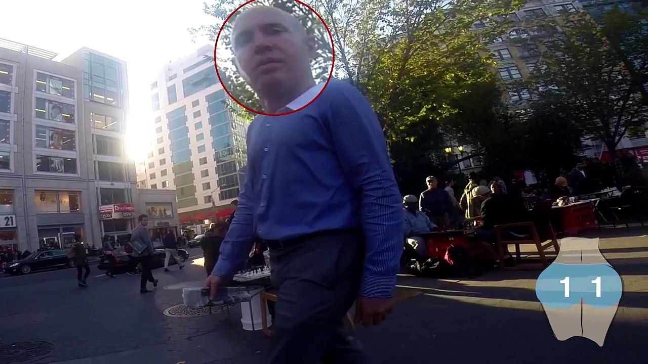 Elle cache une caméra sur ses fesses- attention mateur