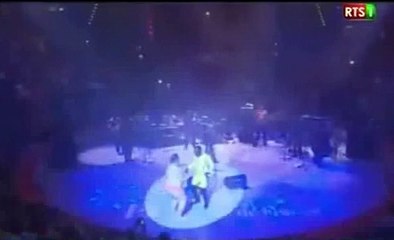 incroyable leumbeul de cette francaise au concert de YOUSSOU NDOUR