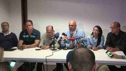 La oposición venezolana llama a la paz en el acto de posesión de sus diputados