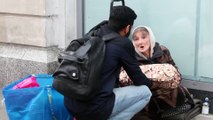 Un jeune musulman distribue des couvertures aux sans-abris