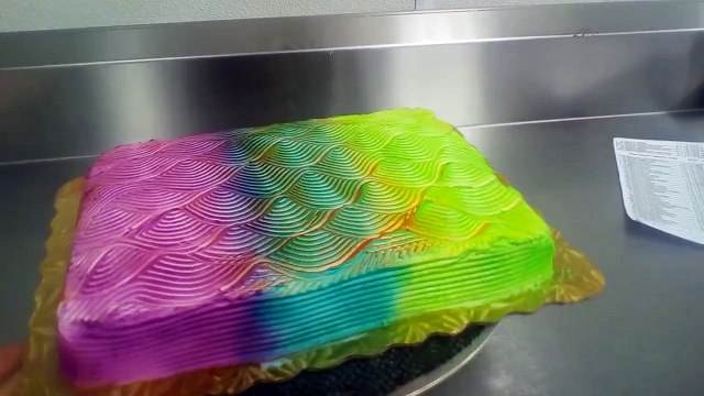 Color changing cake icing technique