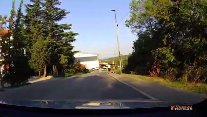 Télécharger la video: Приколы на дороге! ДТП Авто приколы! Бабы за рулем  Fun on the road! Auto accidents fun!