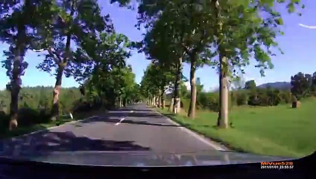 Нежданчик на ЖД переезде Догадайтесь, кто едет?! Прикол на дороге, очень смешно =