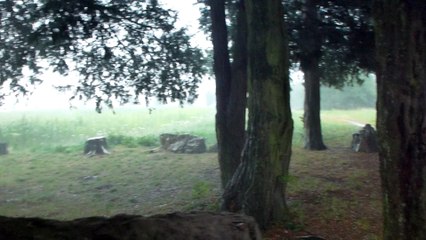 Le dolmen de Saint-Antoine-du-Rocher sous la pluie