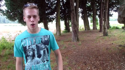 Joel au dolmen de Saint-Antoine-du-Rocher