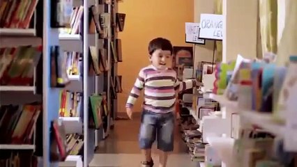 فيديو أثر في الملايين حول العالم   طفل يتيم يرسم صورة لأمه لينام بحضنه