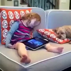 كلب نائم يفقد اعصابه بسبب ازعاج طفلة!!