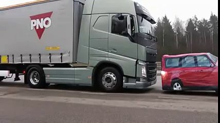 Volvo Nun Akıllara Zarar Otomatik Fren Sistemi