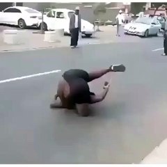 Como este joven baila en plena calle y que movimientos