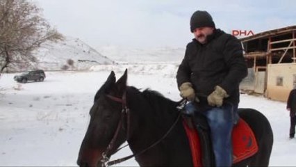 Erzurum Karakışta Ata Bindi, Soğuk Su ile Yıkattı