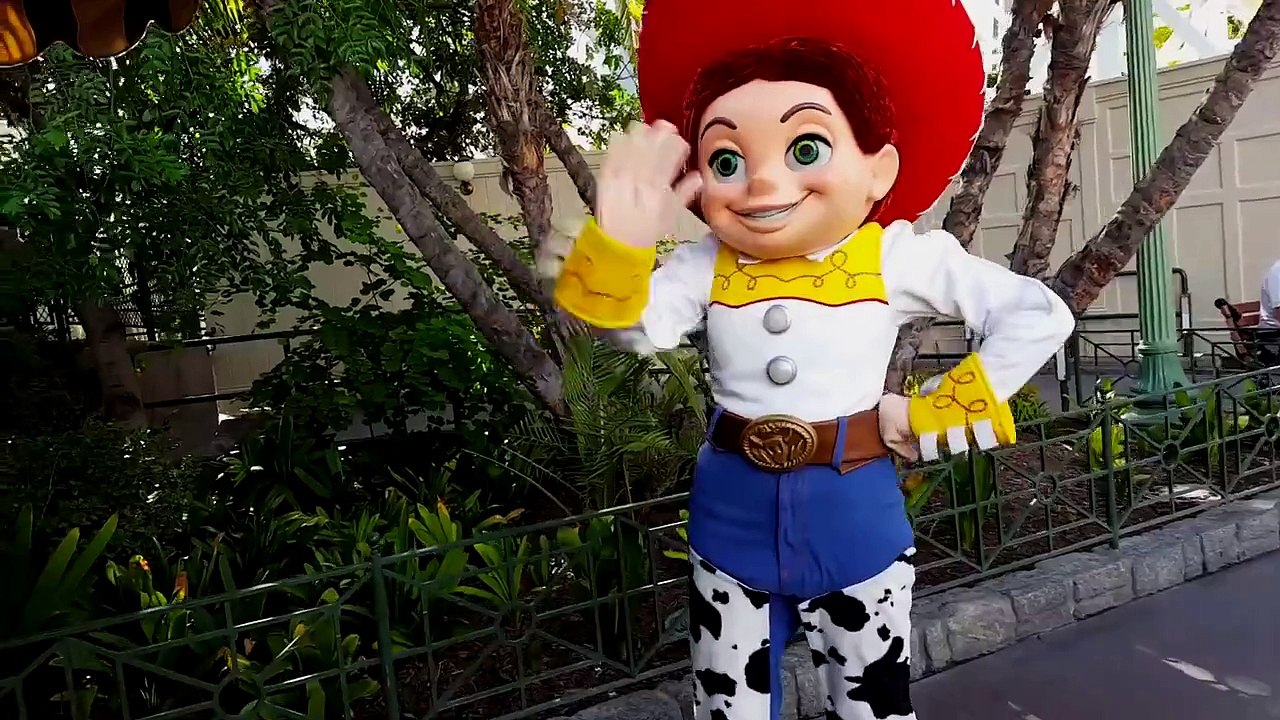 Woody & Jessie play 'rock paper scissors' Disneyland CA!