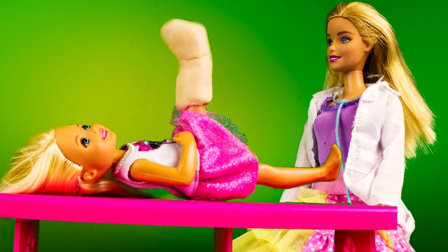 Барби Доктор Перелом ноги Принцессы Диснея Куклы Холодное сердце мультик с игрушками для девочек