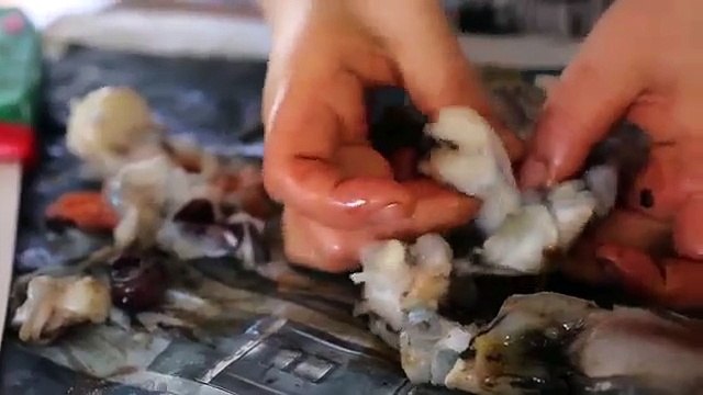 Spicy grilled squid (Grilled calamari, ojingeo-tonggui 오징어통구이)