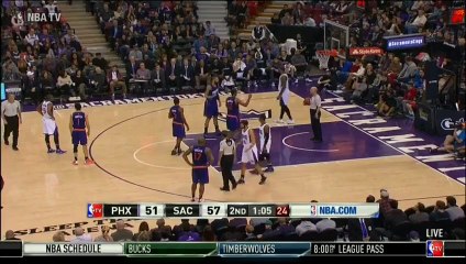 George Karl prend une faute technique et DeMarcus Cousins vient lui taper dans la main