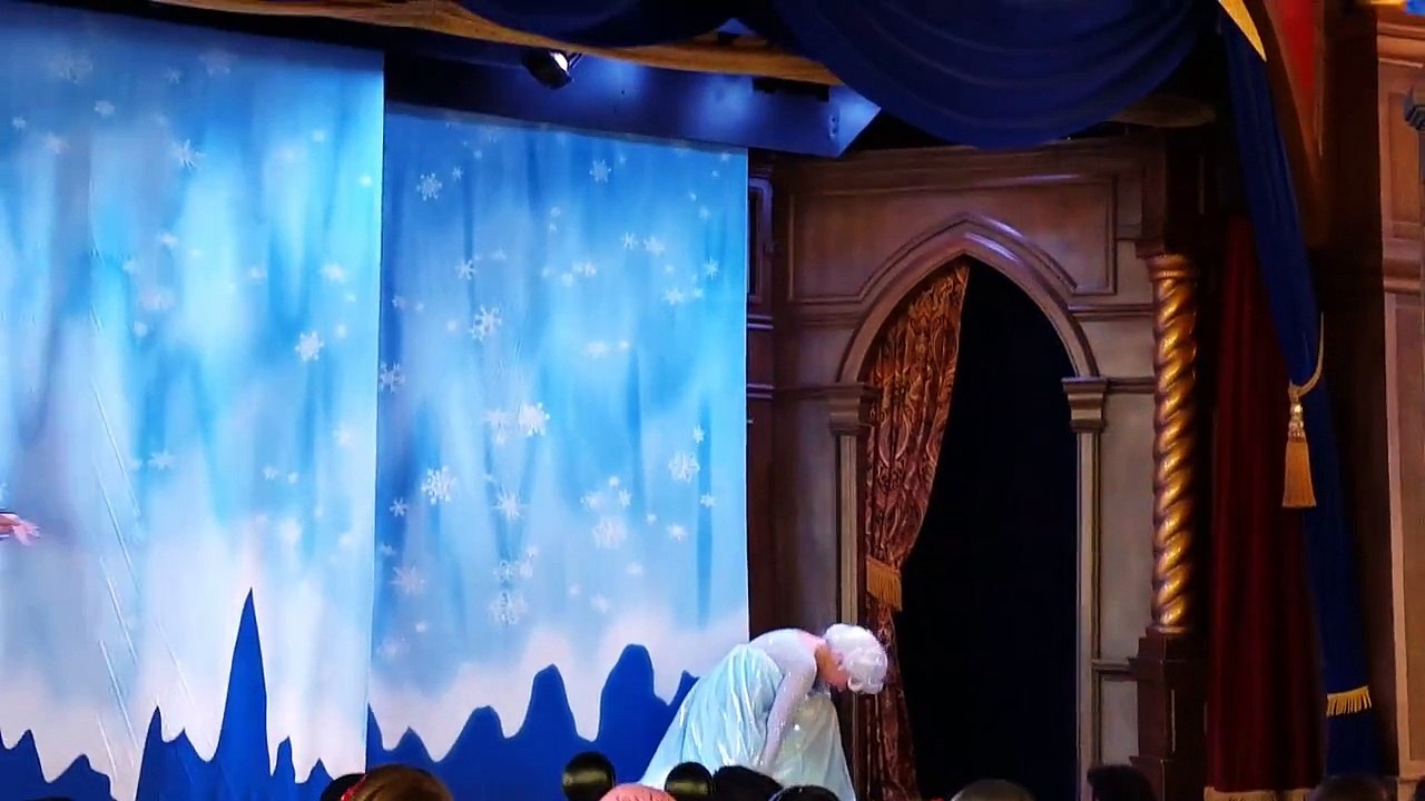 Elsa bursts into tears  Disneyland in Frozen show