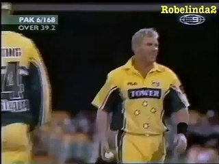 Shahid Afridi ONE HANDED SIX off Shane Warne