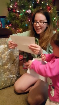 Réaction magique de sa femme à qui il vient d'offrir une voiture neuve pour noel