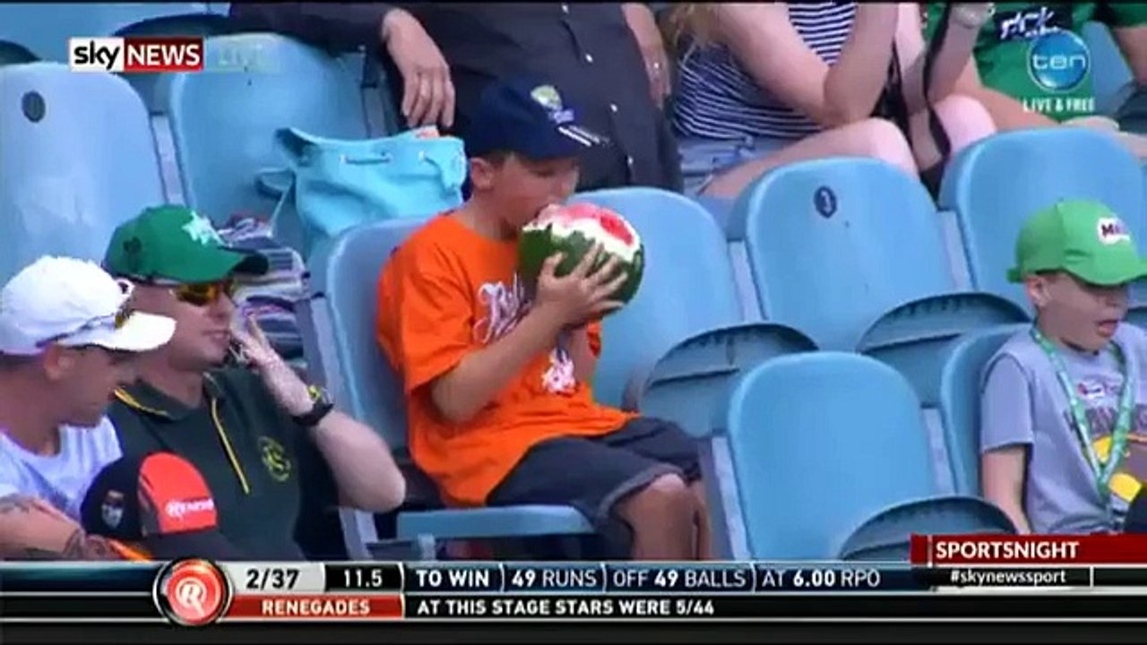 Ce gamin va manger une pastèque entière pendant un match de criket