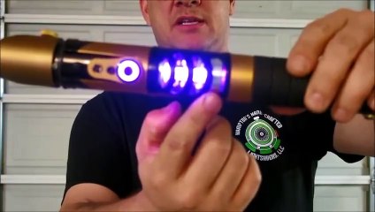 Des sabres laser, répliques parfaites de ceux du film Star Wars