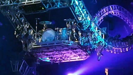 Tommy Lee reste bloqué dans sa batterie montagnes russes