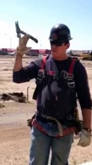 Cet ouvrier manie le marteau comme personne