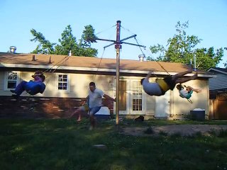 Ce papa a fabriqué une super balançoire pour ses enfants