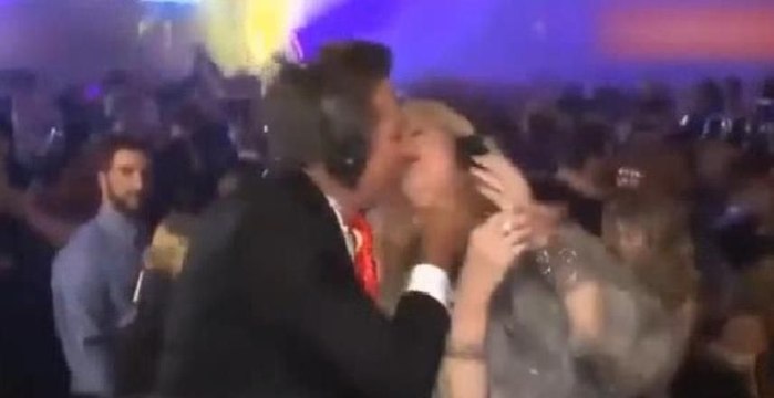 Canlı yayında skandal... Önce yaladı sonra öptü
