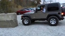Tentou estacionar Jeep num bloco de cimento, mas correu mal. :)
