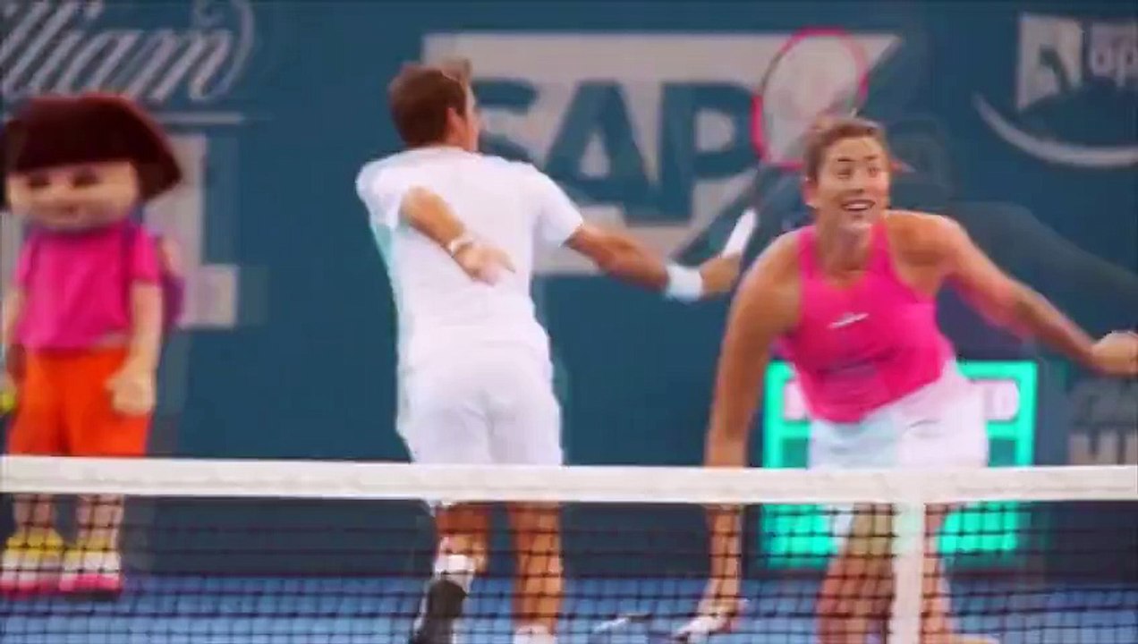 Federer s'amuse avec une raquette géante et Bob l'éponge