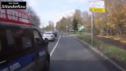 Compilation de chauffeurs de bus qui aiment faire la loi sur la route