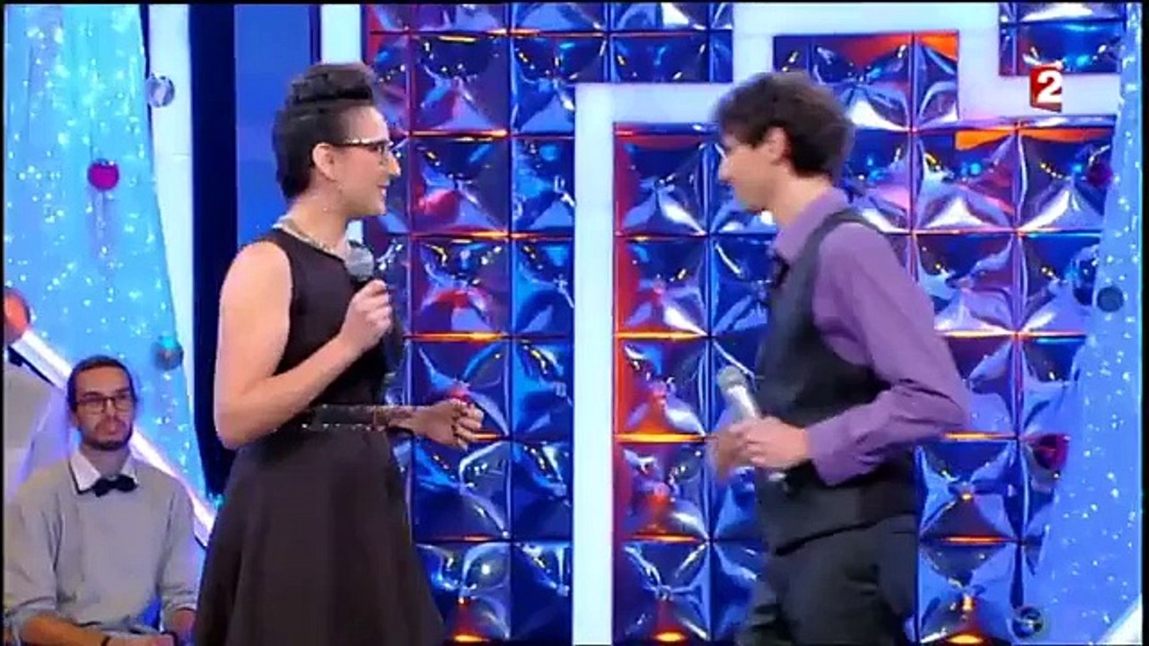 Buzz : Nagui très trou­blé par le décol­leté d'une candi­date de N'oubliez pas les paroles !