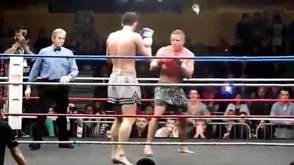Tekmeyle Rakibinin Pekmezini Akıtan Kickboxer