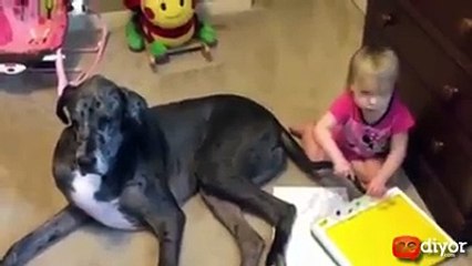 Çok işlevli sevimli dostundan faydalanan minik kız