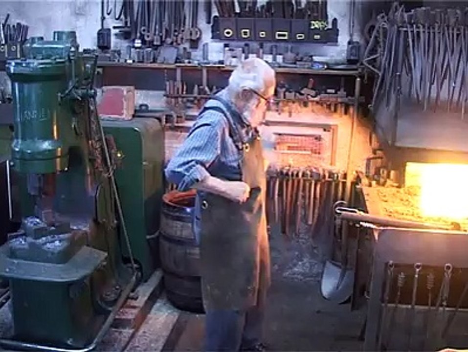 Maestru fierar - face un trandafir din fier