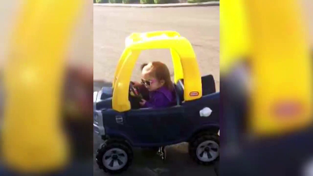 Cette gamine prend tout au pied de la lettre et c'est tellement marrant!