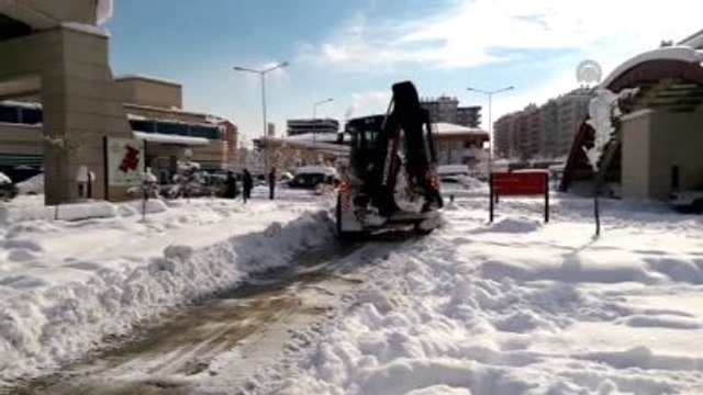 Hastane Bahçesinde Biriken Karı, Karayolları Ekipleri Temizledi