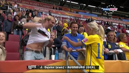 Maç Formasını Çıkarıp Taraftara Veren Bayan Futbolcu