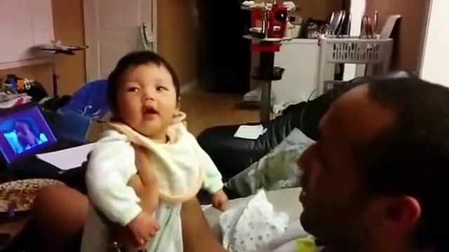 le fou rire d'un papa avec son bébé