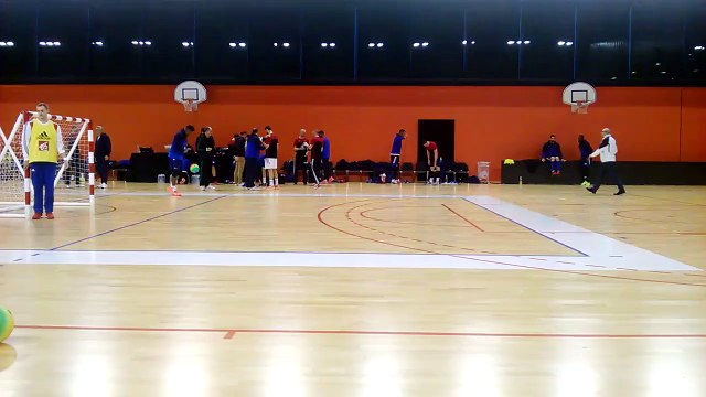 Les bleus s'entraînent, le public reste silencieux