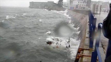 un bateau de plaisance se fracasse contre la digue