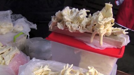 جبن على شكل خيول ودمى بأوكرانيا