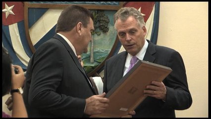 Gobernador de Virginia visita Cuba confiando en que se consolide la relación con EEUU