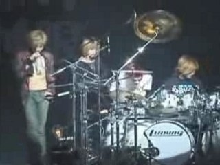 Dir en grey - Kaoru and Die drumming