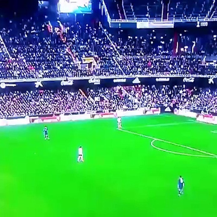 Les supporters de Valence chantent "Valbuena Valbuena Valbuena" lors de la sortie de Karim Benzema