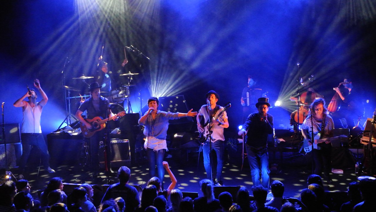 Les Hurlements d'Léo chantent Mano Solo avec La Cafetera Roja : "Barbes Clichy"