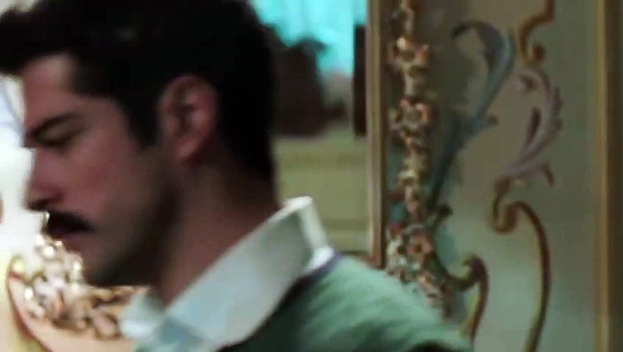 Fahriye Evcen  Bahçede Yeşil Çınar