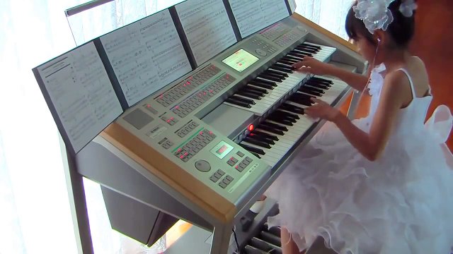 A elle toute seule elle joue la musique de Retour vers le Futur comme un orchestre... Fillette surdouée